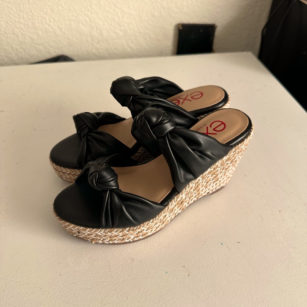 Black wedges